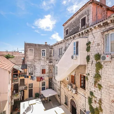 Two Bedroom In Center Igor Appartamento